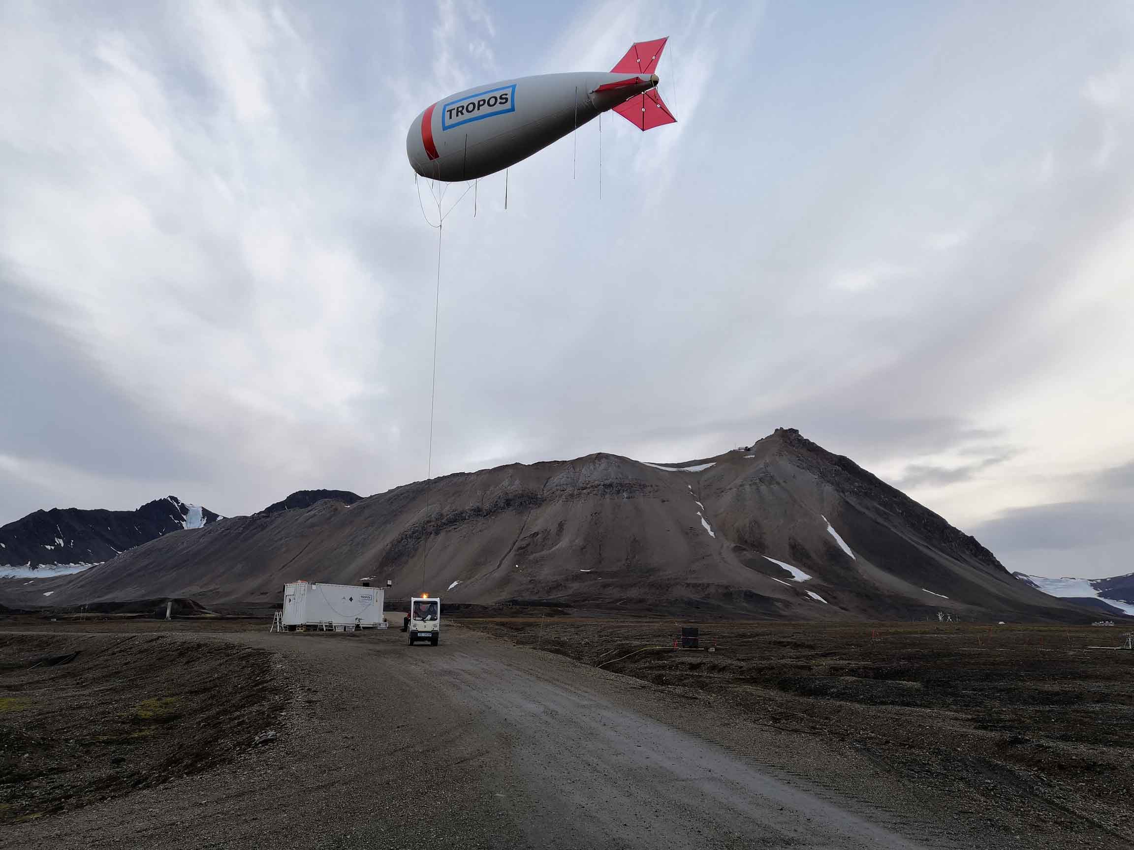 Balloon is prepared for the first measurement flight (Photo: Michael Lonardi, Uni Leipzig)